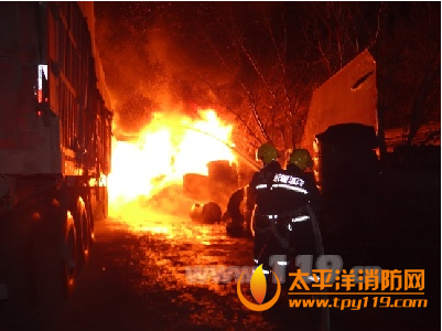 新疆阜康一貨車動怒引燃廢舊輪胎