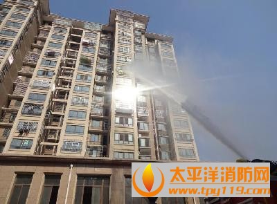 淮安一小區疑亂扔煙蒂 引燃高樓陽臺棉被