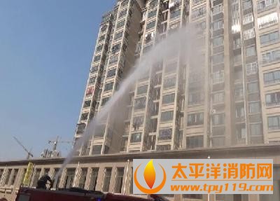 淮安一小區疑亂扔煙蒂 引燃高樓陽臺棉被