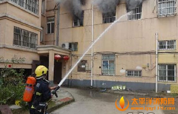 消防官兵正在撲救