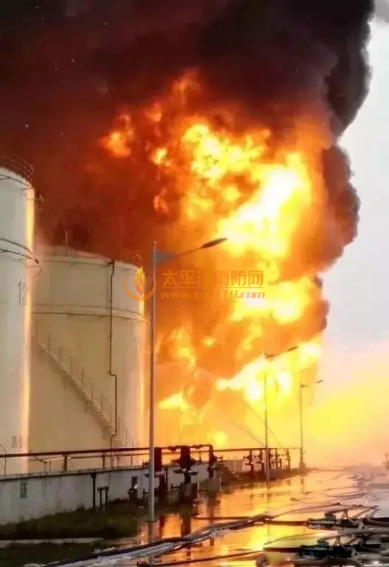 火場輻射很是強,乃至跨越100度。毎向前一步,風險增添一分