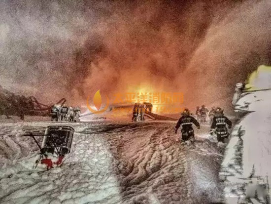 快要80毫米厚的泡沫還沒完全籠蓋油火